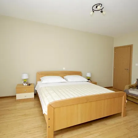 With A Parking Space Plano, - 11649 شقة